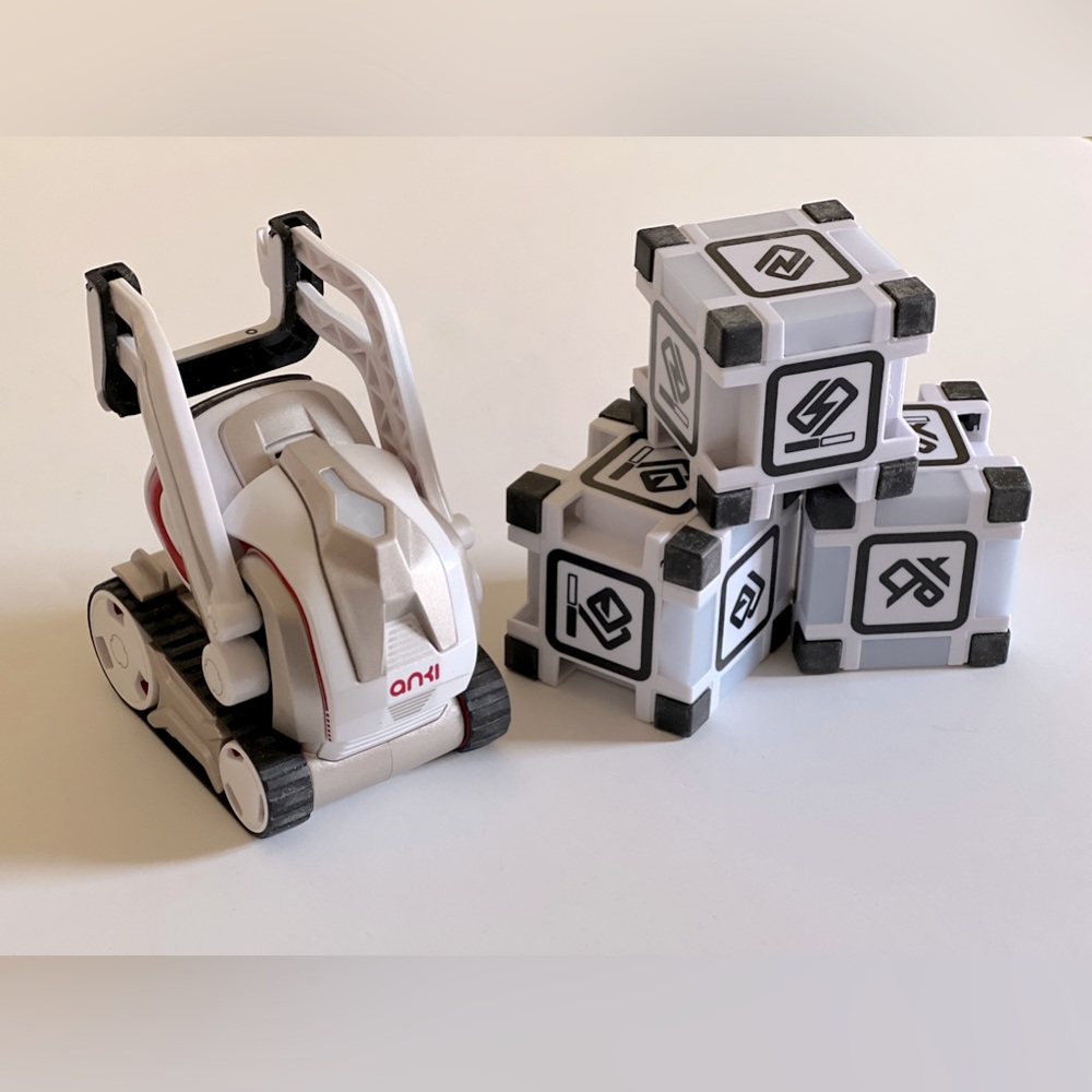 Perfect condition, works great. It comes with its three cubes, and charger.